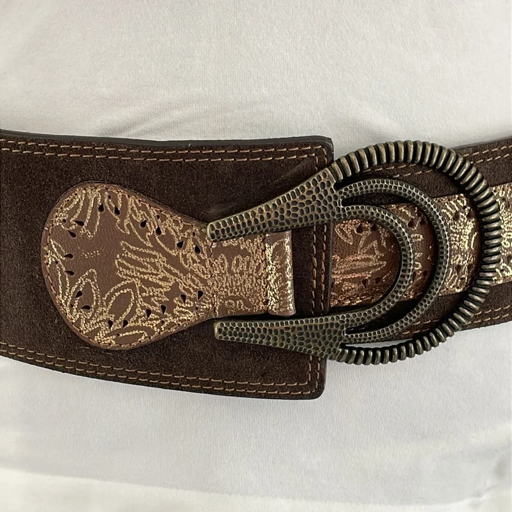 Chico’s Size Medium brown suede leather‎ elastic hook closure gold print belt.